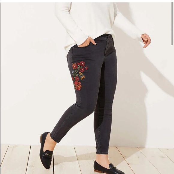 Host Pick 🌺 LOFT Black Poppy Embroidered Mid-Rise Jeans Size 31 or 12 - Picture 2 of 10
